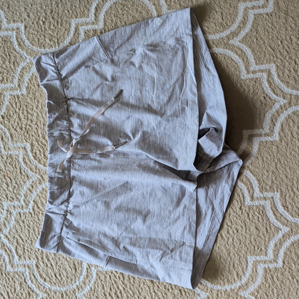 Lululemon On The Fly Short 2.5" EUC - Picture 2 of 6